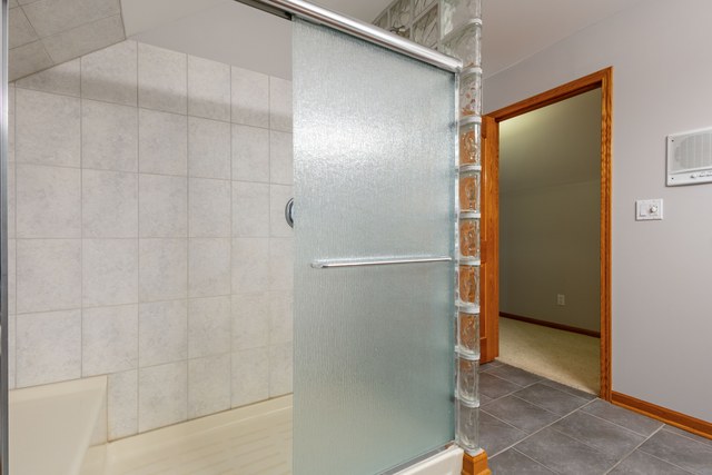 Ensuite full bath to Bedroom #2