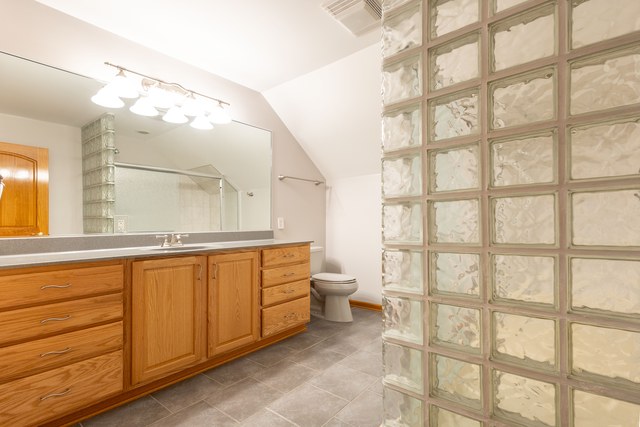 Ensuite full bath to Bedroom #2
