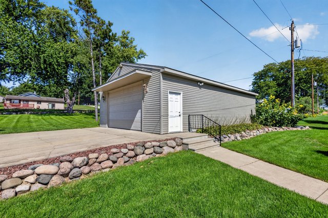 Detached 25 x 40 heated garage and shop