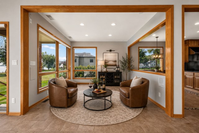 Lounge (virtually staged)