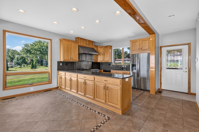 Kitchen with peninsula
